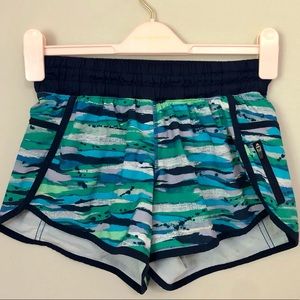 LULULEMON TRACKER SHORT *2.5” BLUE STRIPED